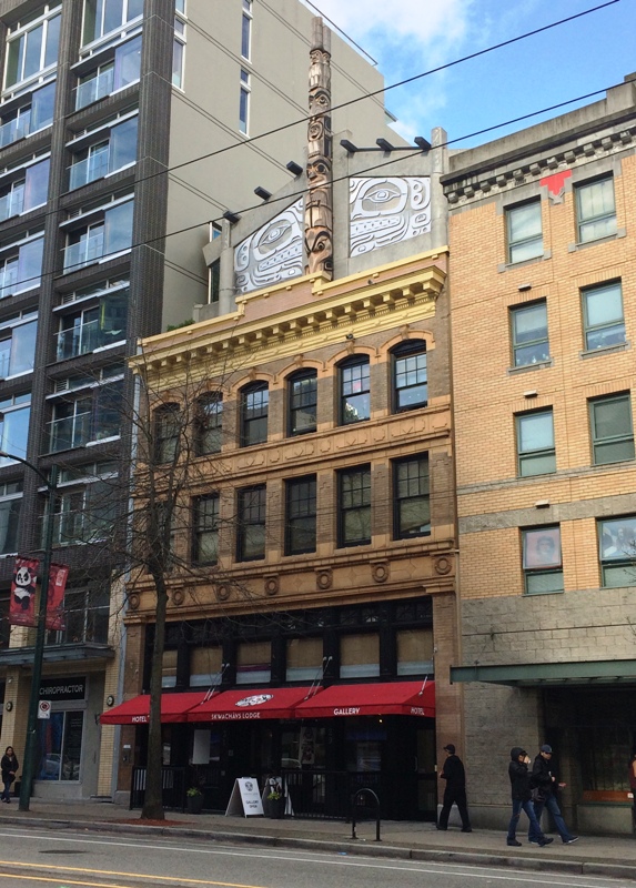 Skwachàys Lodge has a 40-foot (12.2 m) totem pole on the roof.