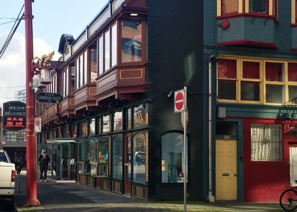 The narrowness of the Sam Kee Building is indicated by darker shade of paint to the left of the drainpipe.